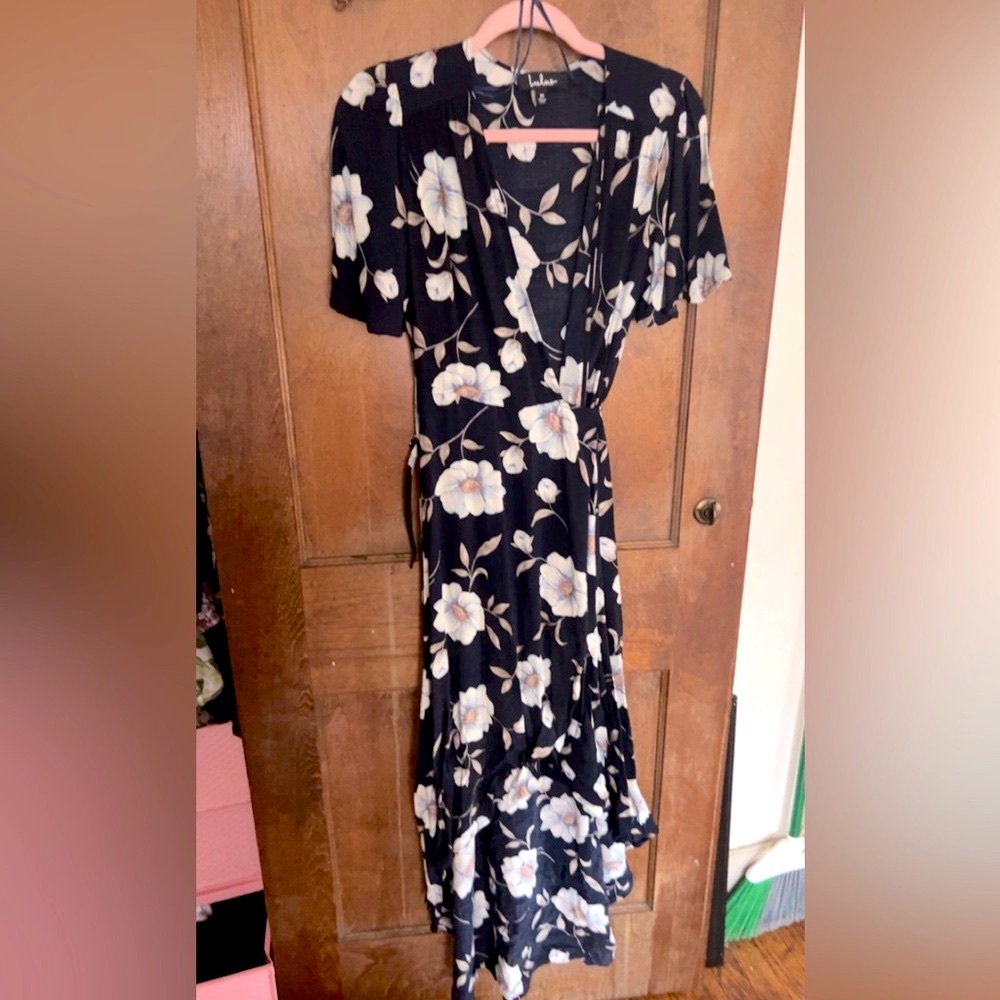 LULU’s WRAP DRESS 🌼 - Picture 1 of 2